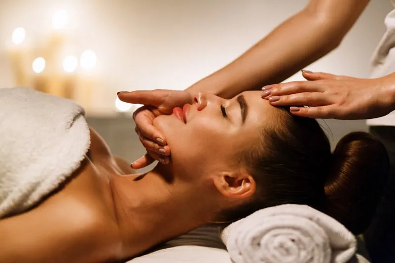 Relaxing facial treatment